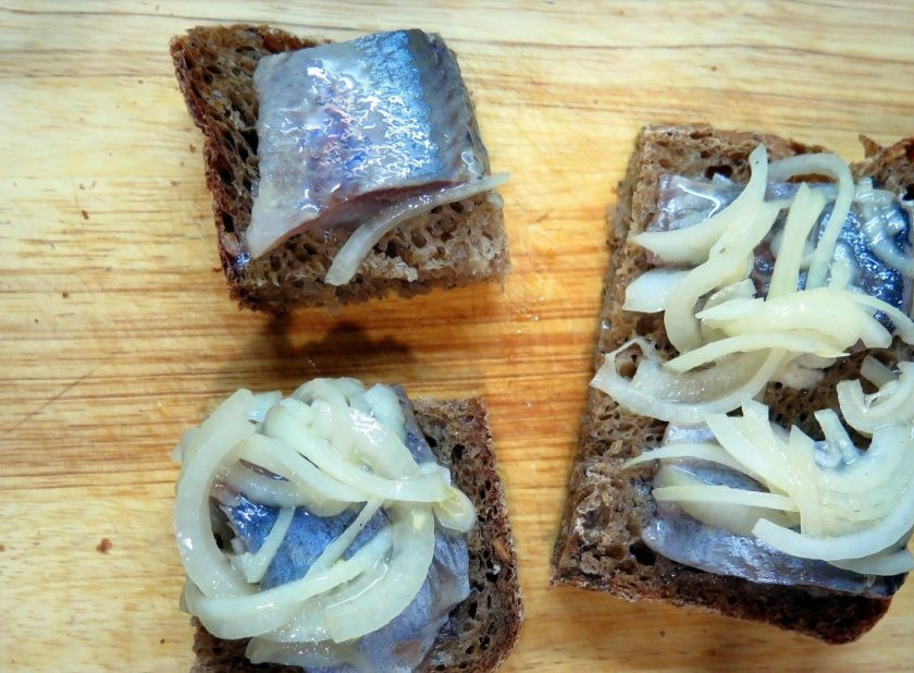 1. Этап. Горчичный соус для селедки: 9. Нарежьте черный хлебушек, положите на него селедочку и сверху лук с получившимся соусом. Поверьте, это настоящий гастрономический шедевр!