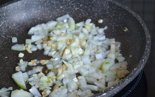 1. Этап. Гарнир из перловки с овощами: 2. Через пару минут добавьте нарезанный кубиками лук.