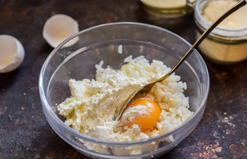 1. Этап. Сырники с рисом: Следом добавьте к творогу пшеничную муку.