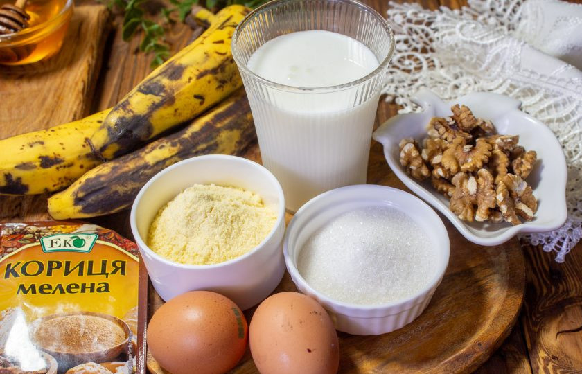 1. Этап. Пирог с бананом на кукурузной муке: Подготовьте необходимые ингредиенты для приготовления пирога с бананами на кукурузной муке.