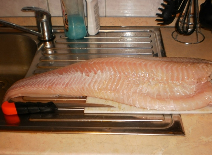 1. Этап. Налим в кляре: Разморозьте филе налима. Для этого я просто достаю его перед работой из морозильной камеры и перекладываю в холодильник. Когда я возвращаюсь домой, налим уже готов к приготовлению.