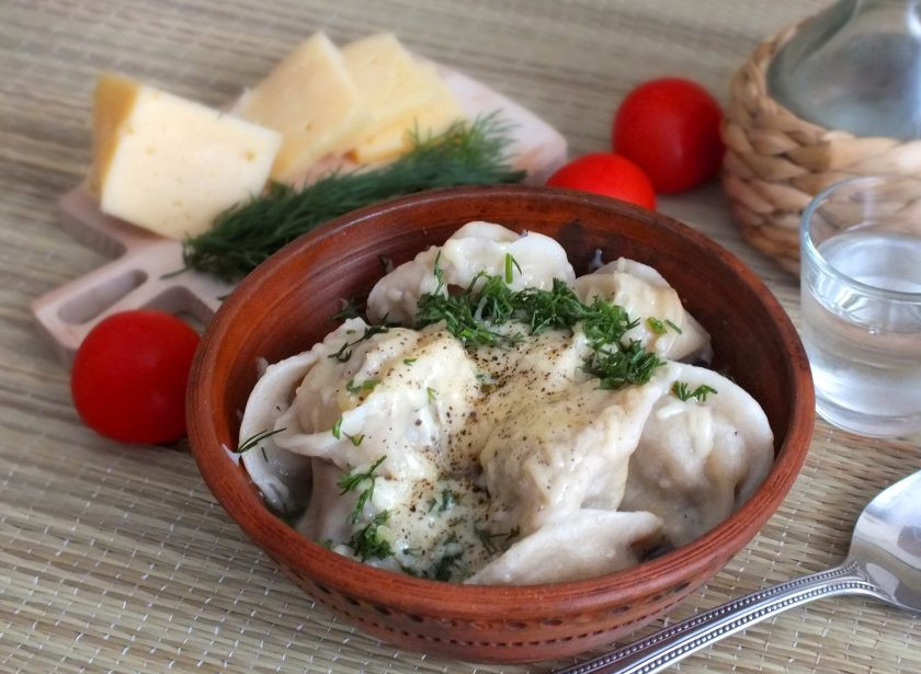 1. Этап. Пельмени с сыром и мясом: Готовые пельмени посыпьте тертым сыром и зеленью. Приятного аппетита!