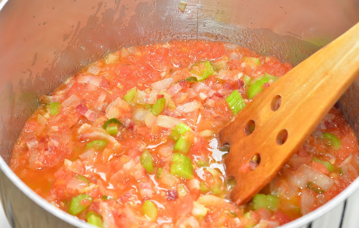 1. Этап. Минестроне с беконом: Выкладываем томатное пюре в кастрюлю к овощам и бекону, перемешиваем все и продолжаем тушить (минут 5).