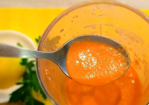 1. Этап. Креветки с перечным соусом: В стакан блендера переложить перец вместе с соком, добавить чеснок (через пресс или мелкую тёрку), сок лимона, чуть соли, оливковое масло, нарезанный острый перец. Острота по вашему вкусу. С помощью погружного блендера превратить содержимое в соус. Добавить измельчённую зелень, охладить.