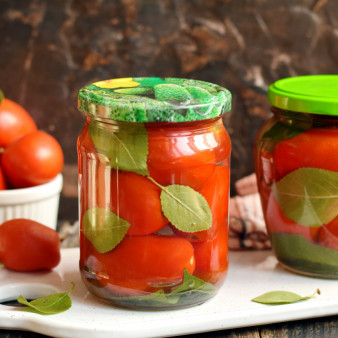 Помидоры с вишневыми листьями на зиму