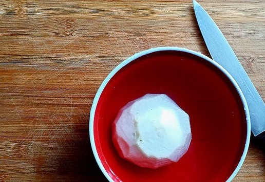 1. Этап. Салат из колбасы и редьки: В салате используется чёрная редька, так как она острее. Конечно можно заменить на другую, но вкус будет не такой острый. Редьку нужно очистить от кожицы и замочить в холодной воде хотя бы на 30 минут, чтобы ушла горечь и её специфический вкус. Это можно сделать заранее, чтобы сократить время приготовления салата. Редьку можно хранить в холодильнике долго. Обсушить её и поместить в пищевой пакет до использования.