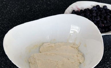 1. Этап. Запеканка творожная диетическая в духовке: 1. Первым делом соедините манную крупу со сметаной, оставьте минут на 10-15. Ягоды вымойте и обсушите.