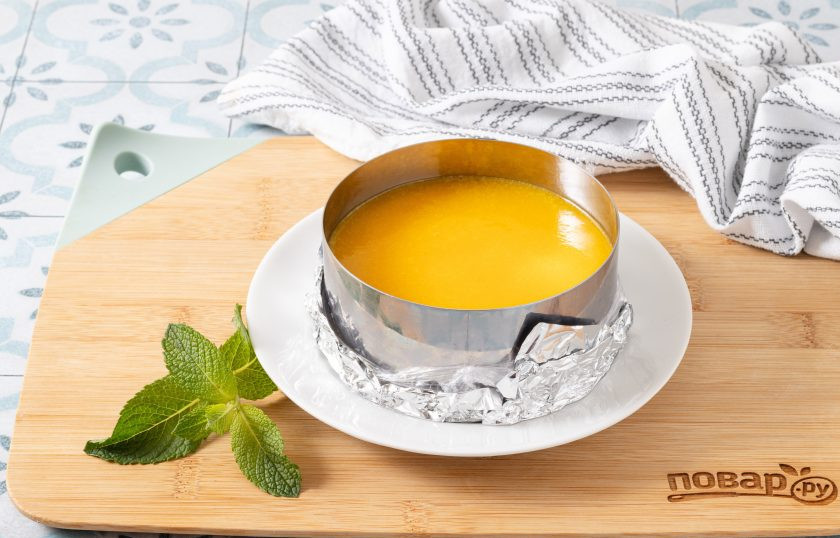 1. Этап. Желе из манго: Разлейте получившуюся массу по формочкам или в стакан. Я использую кулинарное кольцо, дно которого застелила фольгой и пищевой пленкой. Остудите до комнатной температуры и уберите в холодильник на 2-3 часа.