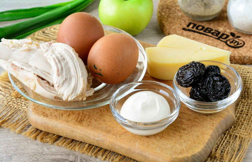 1. Этап. Салат Сказка с черносливом: Подготовьте ингредиенты для приготовления салата 