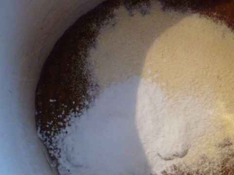 1. Этап. Печеночный пирог с морковью и луком: В получившуюся массу добавляем крахмал и манку. Перемешиваем до однородности и ставим в холод на пол часа, пусть манка немного разбухнет.