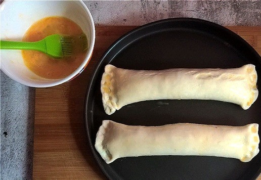 1. Этап. Слойки с колбасками и сыром: Выкладываем на противень. Я использую форму для пиццы D-24 см. Чтобы было понятно какой величины слойки, то они размером с диаметр формы (чуть поменьше). Смазываем верх слоек подвзбитым яйцом. Ставим в разогретую духовку до Т-180 С на 20 минут. Ориентируйтесь на свою духовку. Мне времени для выпечки хватило.