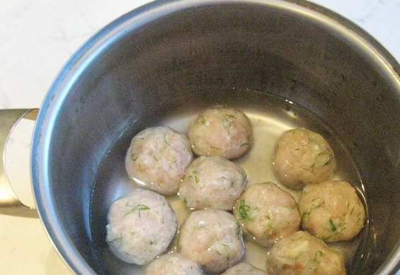 1. Этап. Тефтели из куриной грудки: Формируем из фарша небольшие тефтельки, перекладываем их в кастрюлю. Вливаем немного воды, и варим тефтели на медленном огне 15 минут.