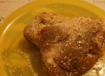 1. Этап. Рулька свиная в аэрогриле: 2. Очистите чеснок и сделайте на рульке небольшие надрезы. Нашпигуйте ее со всех сторон нарезанным чесноком. Затем натрите как следует специями. Уберите в холодильник на 2-3 часа, чтобы дать пропитаться. Можно оставить даже на ночь.