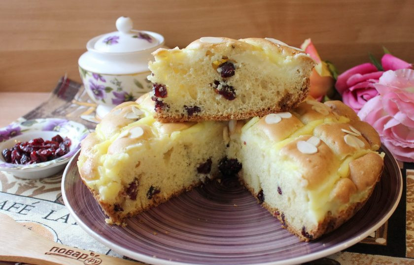 1. Этап. Пирог с ягодами и кремом: Остудите пирог, нарежьте и подавайте к столу.