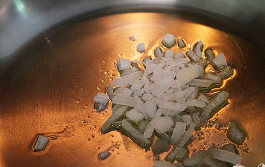 1. Этап. Конвертики с овощной начинкой: 1. Нарезать лук и болгарский перец кубиками. Пропустить чеснок через пресс. Курицу нарезать на мелкие кусочки. Натереть сыр. Нагреть оливковое масло в большой сковороде на среднем огне. Добавить лук и соль и поджарить лук в течение 5 минут.