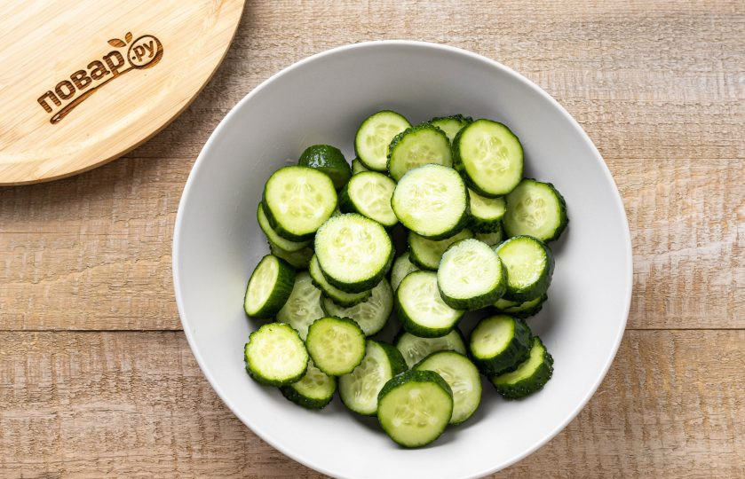 1. Этап. Салат из огурцов с базиликом на зиму: Нарежьте огурцы ломтиками толщиной 2-3 см.