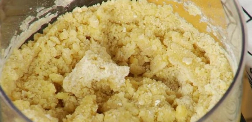 1. Этап. Голландский яблочный пай: 1. Соедините, например, в блендере, муку, овсяные хлопья и 120 г. сахара. Растопите сливочное масло, залейте им полученную смесь. Хорошо вымешайте до однородной массы.