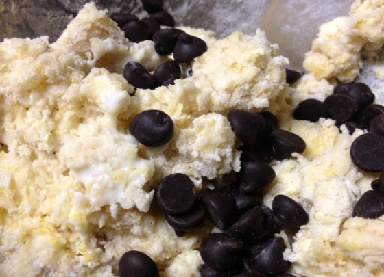 1. Этап. Грушевое тесто: 5. Добавьте шоколад и все как следует перемешайте.