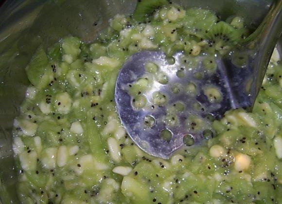 1. Этап. Варенье из киви: Немножко разминаем фрукты, но не блендером, а какой-нибудь лопаткой.