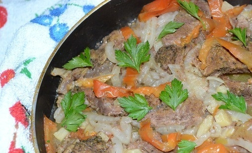 1. Этап. Сковородка с мясом: В конце добавьте мясо с луком. Готовьте блюдо ещё 15 минут. Украсьте его петрушкой. Приятного аппетита!