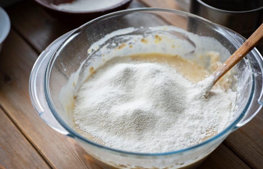 1. Этап. Булочки с овсяными хлопьями: Просеивайте оставшуюся муку частями и одновременно производите замес сначала ложкой, а затем руками.