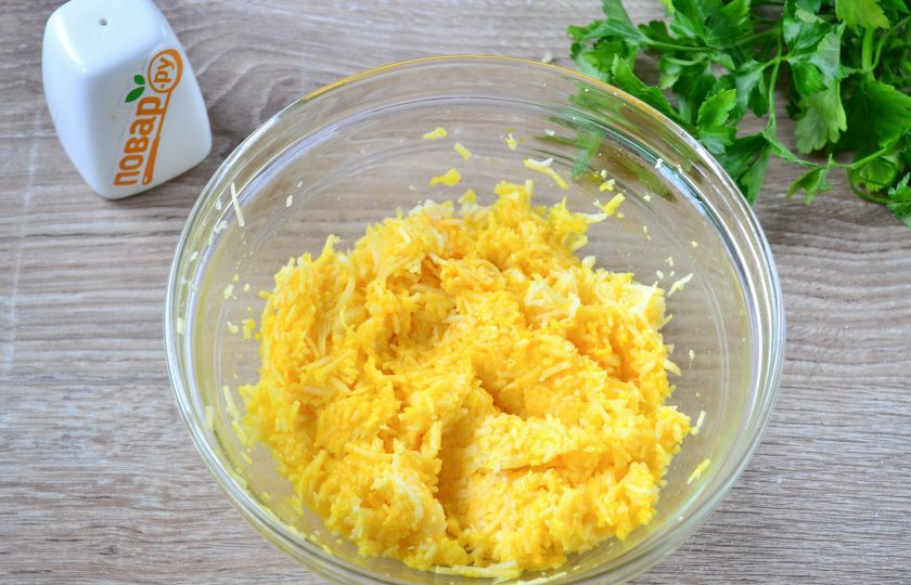 1. Этап. Сырные шарики во фритюре: Добавьте 2-3 столовые ложки муки, зависимо от консистенции сырной массы, она должны быть достаточно густой, чтобы из неё легко можно было скатать шарики.