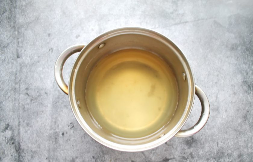 1. Этап. Заливное из палтуса: Бульон процедите, лук выбросите, а морковь отложите. Доведите бульон по вкусу солью и остудите.