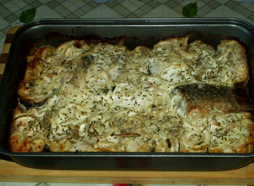 1. Этап. Запеченная рыба в сметане: Ставим в духовку на 40 минут при температуре 170 градусов. Готовую запеченную рыбу в сметане подаем с зеленью и лимоном. Приятного аппетита!