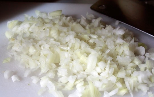 1. Этап. Поджарка для супа: Переходим ко второму ингредиенту. Лук репчатый чистим от шелухи и ополаскиваем под водой. Выкладываем на доску и нарезаем небольшими кубиками.