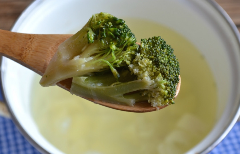 1. Этап. Суп-пюре из брокколи со сливками: Когда корнеплоды станут мягкими, добавьте брокколи.