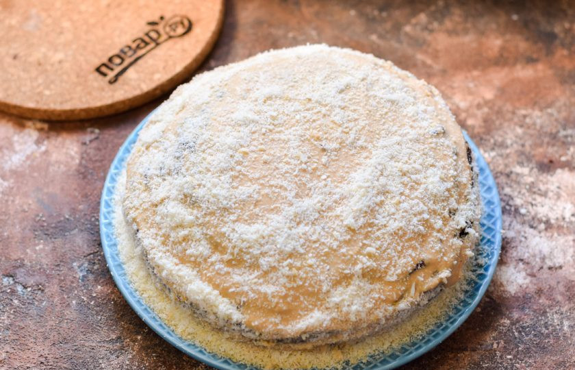 1. Этап. Торт Мираж: Соберите таким образом торт. Края торта также смажьте кремом, посыпьте все кокосовой стружкой. Дайте торту настояться 6-7 часов.