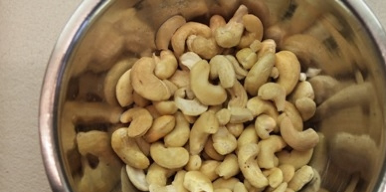 1. Этап. Вегетарианские сладости: Далее нужно очистить и подсушить орехи на сухой сковороде или в духовке.