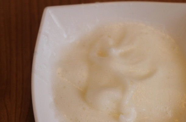 1. Этап. Самурайский пудинг: Яичные белки взбейте с ванильным сахаром, а желтки разотрите с обычным сахаром.