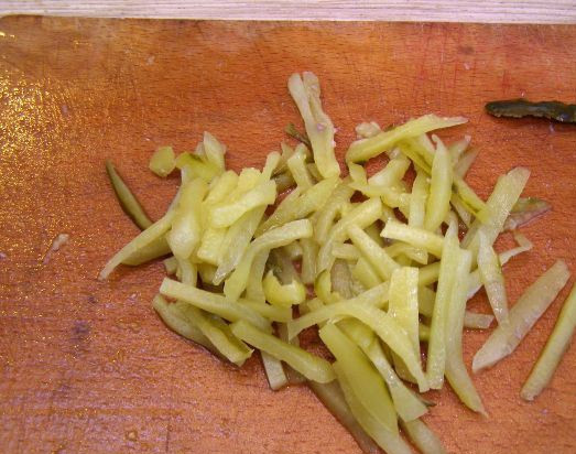 1. Этап. Салат Обжоркa с говядиной: Соленые огурцы очищаем от кожицы и нарезаем соломкой.