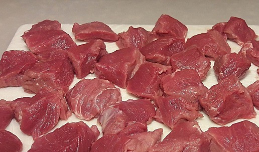 1. Этап. Шашлык на нитке в тандыре: Мясо порезать кубиком 2х2 см.