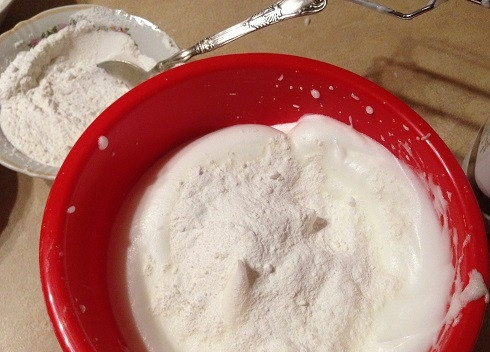 1. Этап. Ангельский капкейк: 4. Муку смешаем с сахарной пудрой и вводим в белковую массу, аккуратно перемешивая.