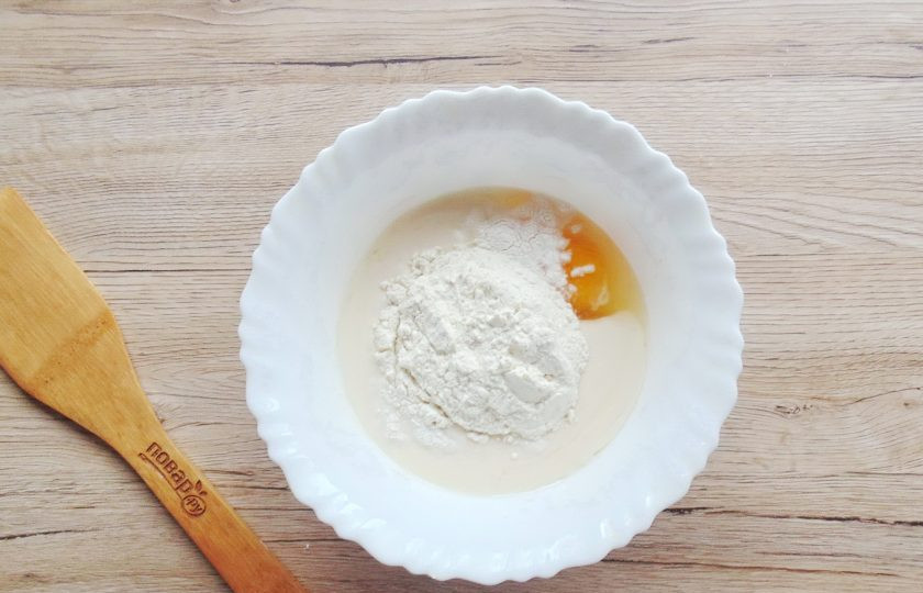 1. Этап. Оладьи из кабачков на ряженке: Добавьте просеянную муку, ряженку, соль и соду.