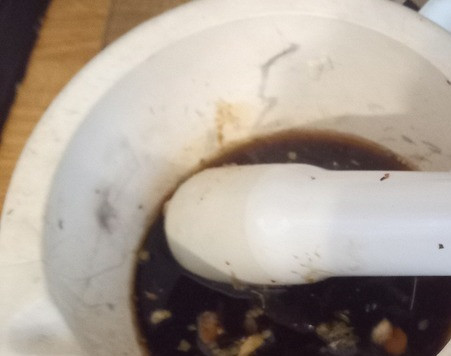 1. Этап. Тайский салат с креветками и манго: Делаем заправку, с помощью ступки раздавив чеснок с кориандром, мятой, имбирём, перцем, солью и сахаром до состояния пасты. Затем добавить сок лайма, соевый соус (или рыбный), а также масло кунжутное, на котором жарились креветки. Перемешать.