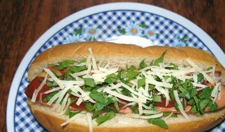 1. Этап. Хот-дог с горчицей: 6. Поливаем также кетчупом и добавляем зелень по вкусу, а также капусту, тертый сыр и майонез, если хотите.