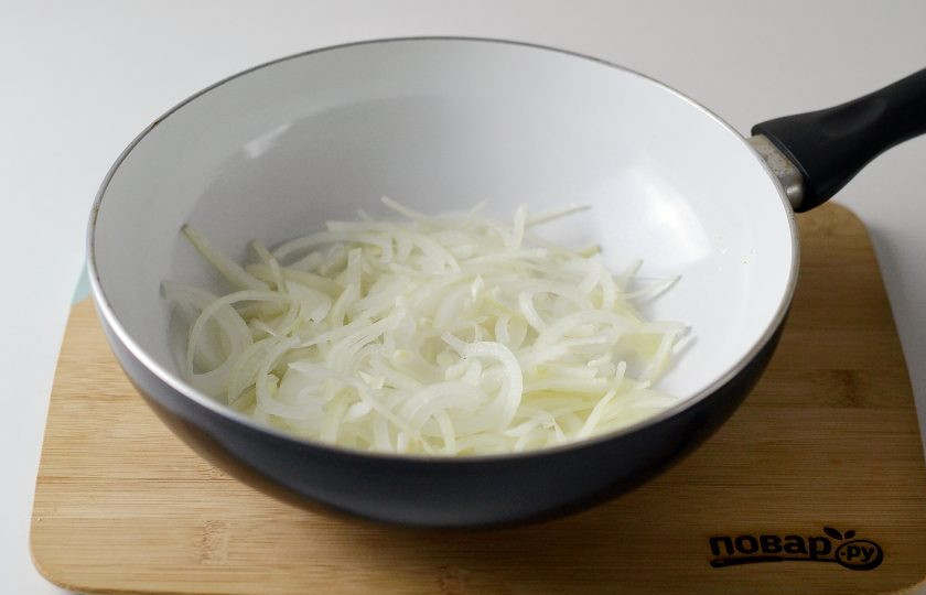 1. Этап. Cоевое мясо по-французски: Нарежьте лук тонкими полукольцами. Потомите его на слабом огне в масле с щепоткой соли и сахара до мягкости.