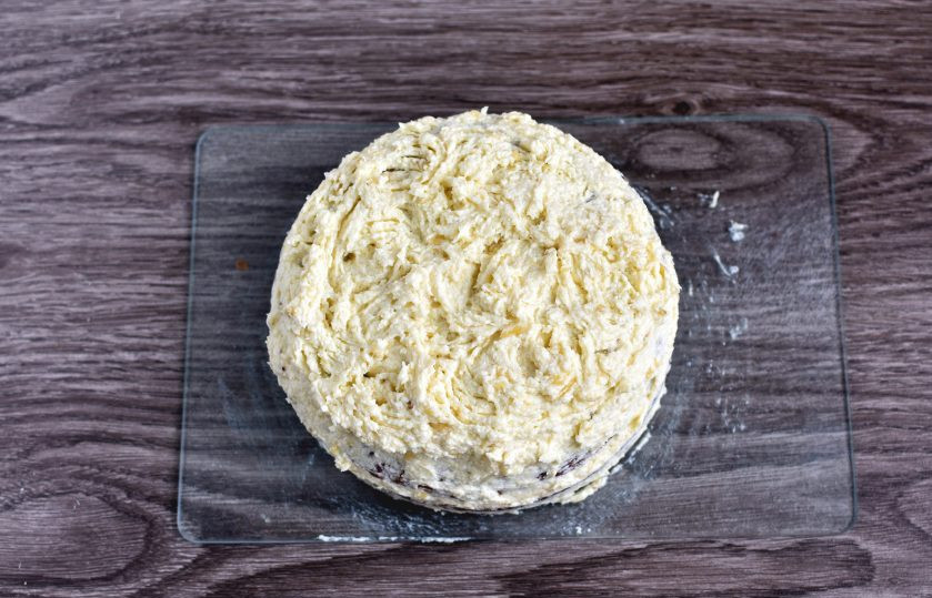 1. Этап. Торт «Экзотик»: Смажьте коржи толстым слоем крема и сложите друг на друга. Сверху и с боков также покройте торт слоем крема. Нанесите узоры с помощью кулинарной гребенки или вилки и уберите торт для пропитки на пару часов в холодильник.