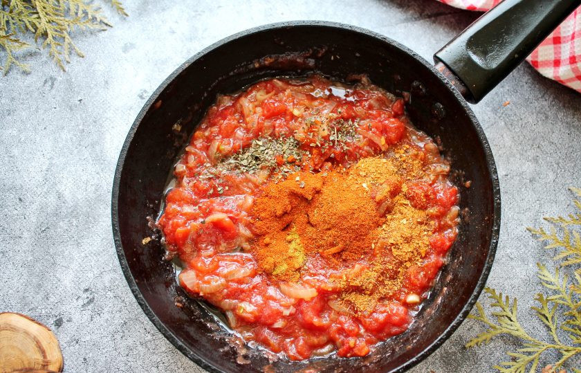 1. Этап. Харчо с гранатовым соком: Добавьте рубленые томаты в собственном соку, все специи и перемешайте. Обжаривайте все в течение 10 минут, перемешивая.