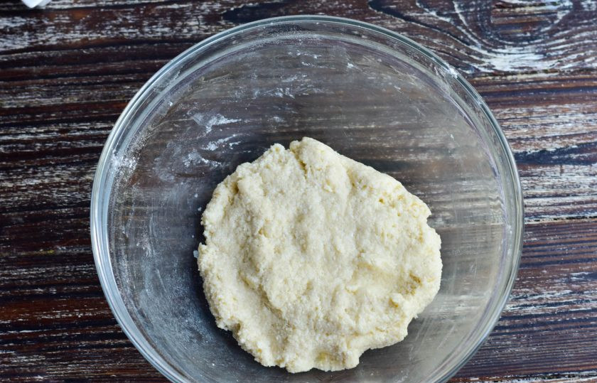 1. Этап. Ленивые вареники без муки: Замесите руками тесто.