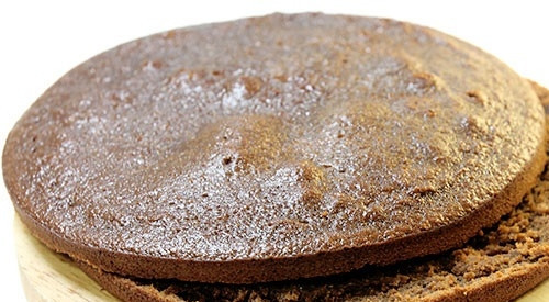 1. Этап. Торт Сникерс с безе: 9. Корж нужно оставить до полного остывания и только после этого аккуратно разрезать.