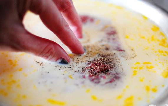 1. Этап. Куриный стейк с соусом: 2. Взять один кусок мяса, приправить с обеих сторон солью и перцем, затем окунуть в молочно-яичную смесь. Далее поместить мясо на тарелку с мукой. Обвалять, чтобы мука полностью покрывало его. Окунуть мясо еще раз в молочно-яичную смесь, затем снова в муку. Выложить мясо в панировке на чистое блюдо. Повторить с оставшимся мясом.