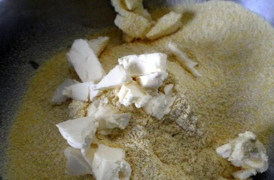 1. Этап. Лепешка для бурито: Кукурузную муку просейте и соедините с кусочками мягкого сливочного масла.