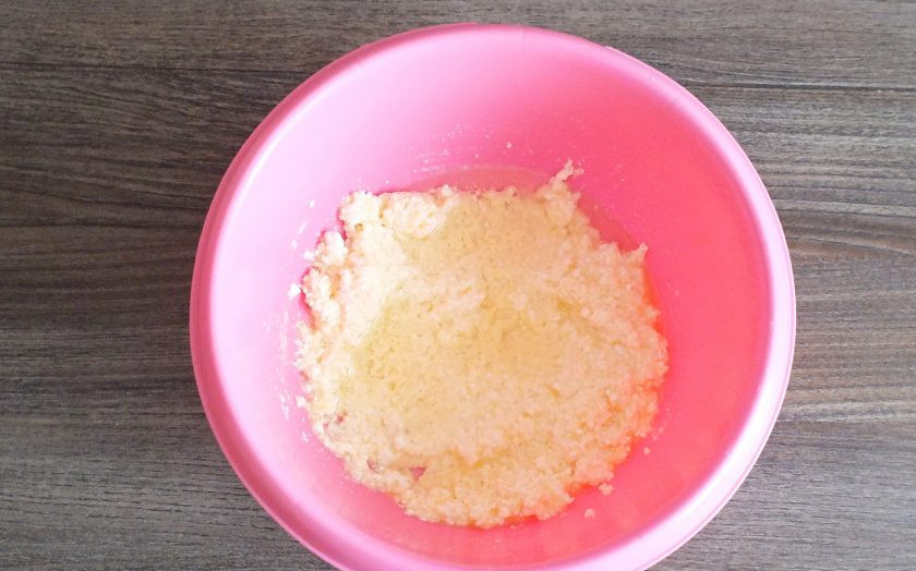 1. Этап. Творожный рулет с клюквой: Добавьте растительное масло, щепотку соли. Пробейте погружным блендером до однородного состояния.