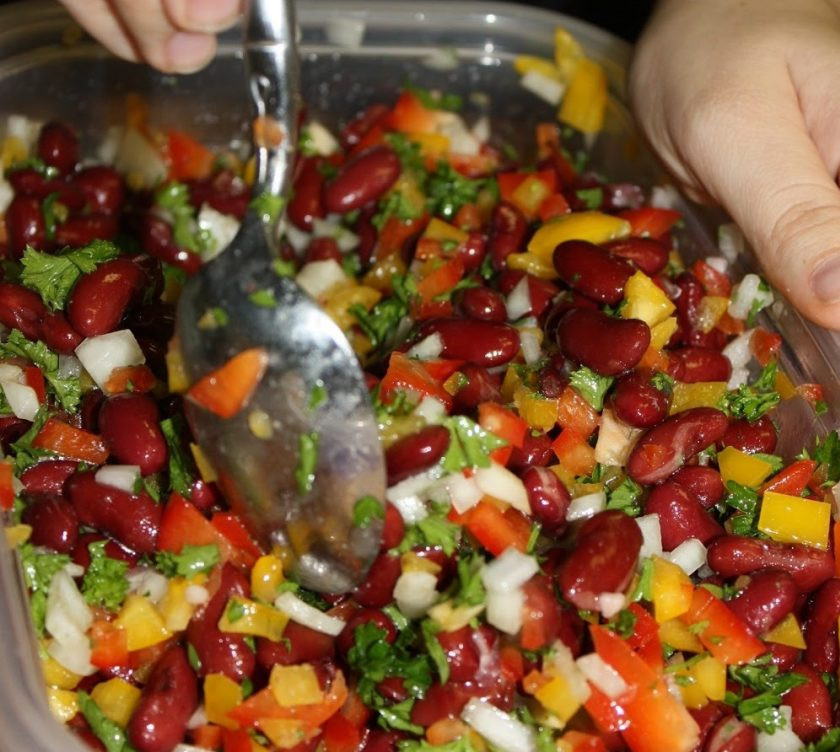 1. Этап. Легкий салат с фасолью: 4. Сложите все ингредиенты в миску, заправьте салат оливковым маслом и лимонным соком, посолите и перемешайте.