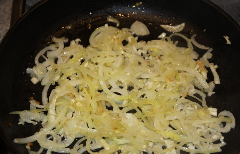 1. Этап. Бефстроганов из языка: 4. Обжариваем лук и отставляем. Пока варится наш язык можно приготовить гарнир.