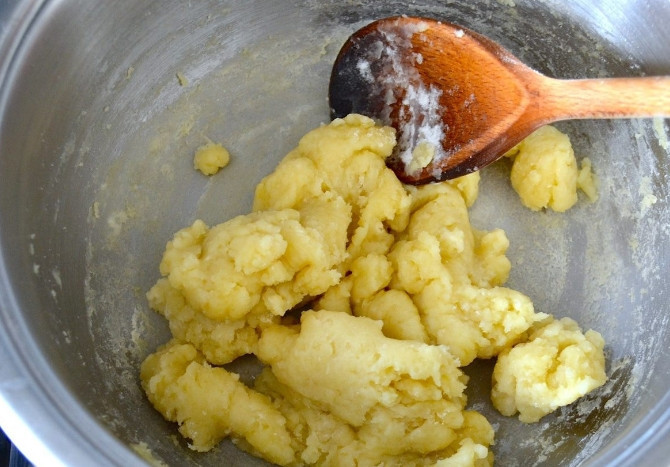 1. Этап. Чебуреки на заварном тесте: 2. После закипания всыпьте 1 стакан муки, энергично перемешивайте тесто ложкой, а затем уберите кастрюлю с огня и оставьте на 1-2 минуты.